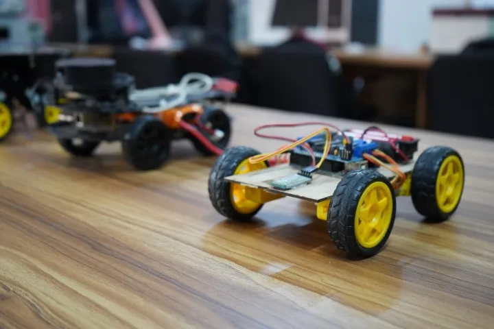 ITM-SLS-Baroda-University-Mechatronics-Lab_13-scaled ()